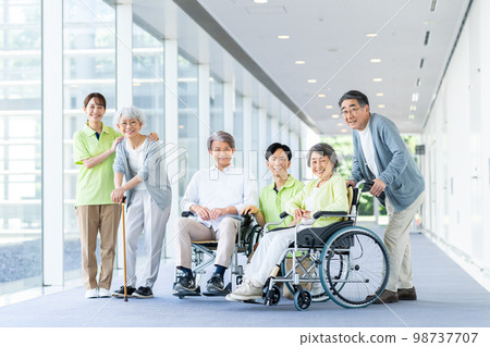 Group photo of a nursing home 98737707