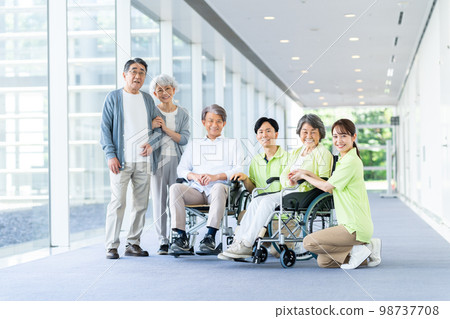 Group photo of a nursing home 98737708