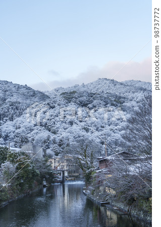 白雪皚皚的嵐山，從大井河支流上的中之島橋看 98737772