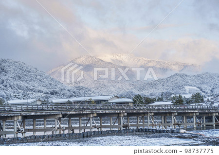 被白雪覆蓋的京都嵐山渡月橋 98737775