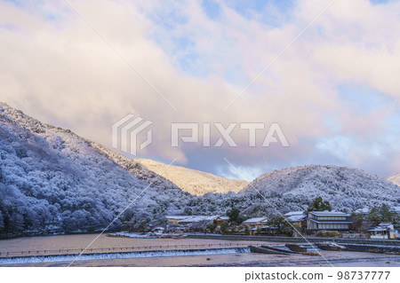 被白雪覆蓋的京都嵐山渡月橋 被白雪覆蓋的京都嵐山渡月橋 98737777