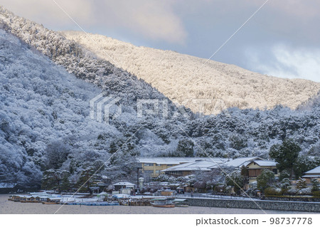 被白雪覆蓋的京都嵐山渡月橋 98737778