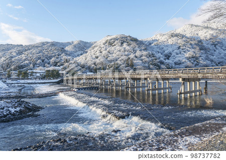 被白雪覆蓋的京都嵐山渡月橋 被白雪覆蓋的京都嵐山渡月橋 98737782