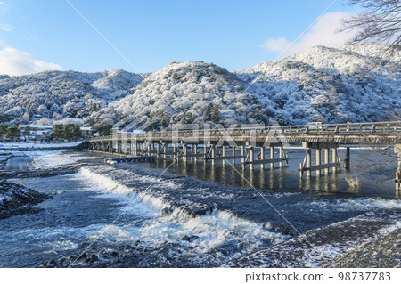被白雪覆蓋的京都嵐山渡月橋 98737783