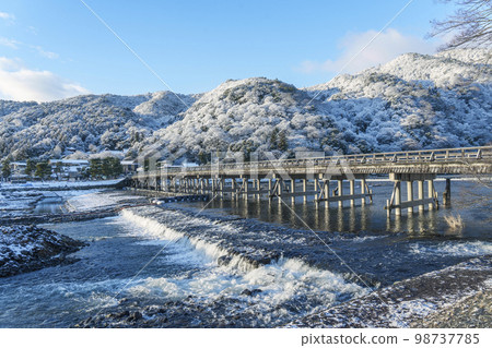 被白雪覆蓋的京都嵐山渡月橋 98737785