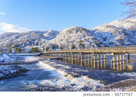 被白雪覆蓋的京都嵐山渡月橋 98737787