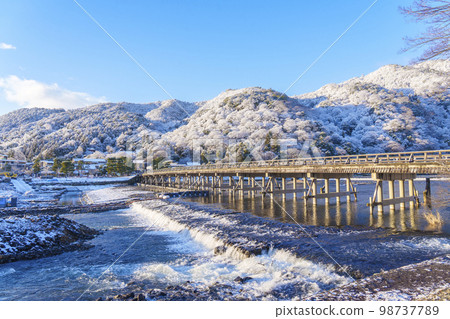 被白雪覆蓋的京都嵐山渡月橋 被白雪覆蓋的京都嵐山渡月橋 98737789