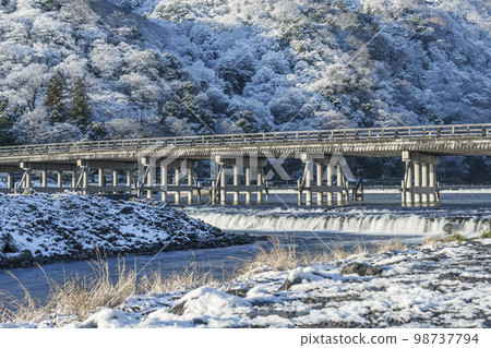 被白雪覆蓋的京都嵐山渡月橋 被白雪覆蓋的京都嵐山渡月橋 98737794