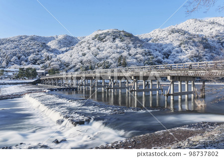 Togetsukyo Bridge in Arashiyama, Kyoto covered in snow 98737802