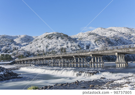 被白雪覆蓋的京都嵐山渡月橋 被白雪覆蓋的京都嵐山渡月橋 98737805