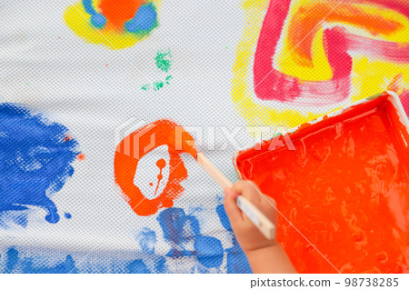 Children playing colorful paintings with paints 98738285