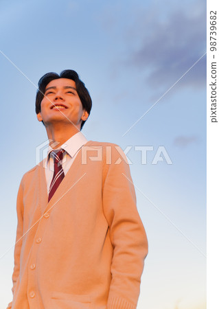 一個穿著開衫的高中男孩的肖像 98739682