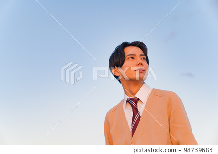 一個穿著開衫的高中男孩的肖像 98739683