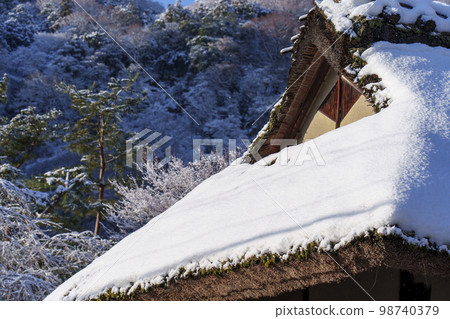 Snow piled up on thatched roofs, Arashiyama, Kyoto 98740379