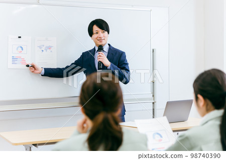 Businessman, sales, lecturer, salesman giving explanations and presentations at factories, conference rooms, and offices of small and medium-sized enterprises 98740390