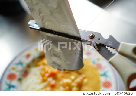 Convenient multifunctional kitchen scissors that can cleanly remove the contents from retort packs 98740629