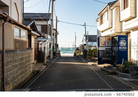 Road leading to Ubara beach 98740902