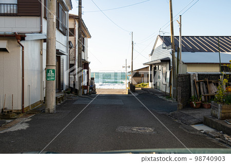 Road leading to Ubara beach 98740903