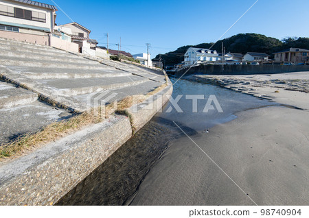 River flowing into the sea 98740904