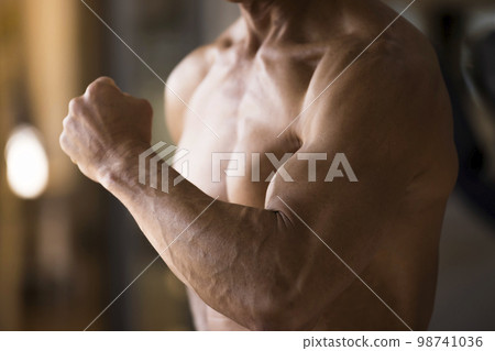 中年男人偽造的肌肉形象 98741036