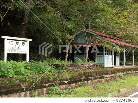 廢棄的片上鐵道自行車道上殘存的“打木站”站房和站台 98741065