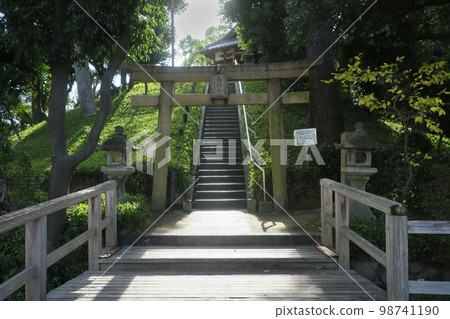 兵庫縣/伊丹市禦岩塚古墳/南神社 兵庫縣/伊丹市禦岩塚古墳/南神社 98741190