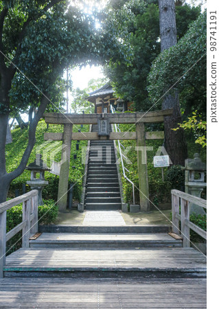 兵庫縣/伊丹市禦岩塚古墳/南神社 兵庫縣/伊丹市禦岩塚古墳/南神社 98741191