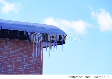 Icicles hanging from the eaves Hokkaido Icicles hanging from the eaves Hokkaido 98741306