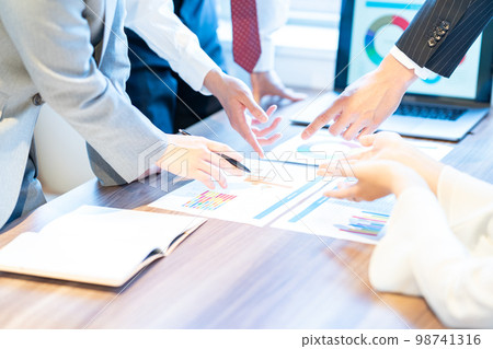 Business person holding a meeting Photo cooperation: WEEK Shibadaimon (Sun Frontier Fudousan) Business person holding a meeting Photo cooperation: WEEK Shibadaimon (Sun Frontier Fudousan) 98741316