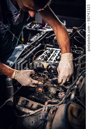 Car service and maintenance. 98741325