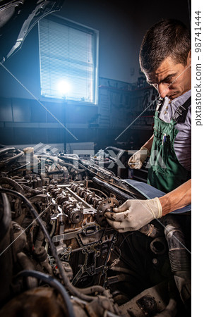 Mechanic in uniform is working 98741444