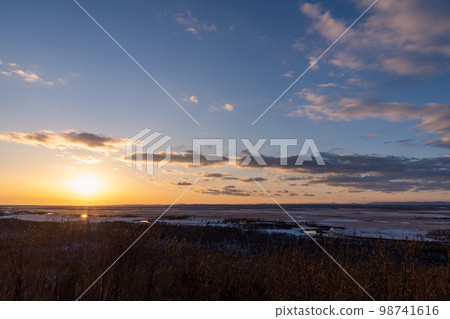 釧路沼澤的夕陽和染上夕陽色彩的雲彩 98741616
