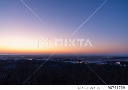 藍色時刻閃耀在釧路沼澤的蜿蜒河面 98741769