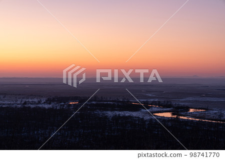 蜿蜒的河面在黃金時段閃耀在釧路沼澤 98741770