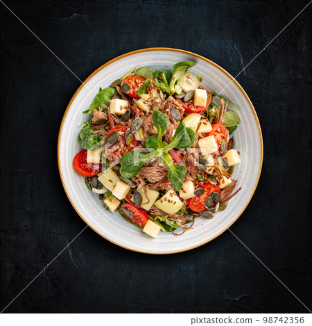 Pulled beef salad 98742356