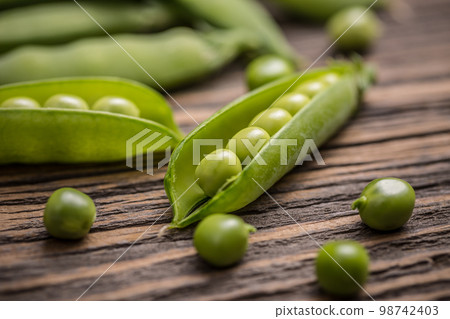 Fresh green pea Fresh green pea 98742403