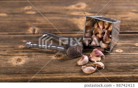Garlic clove 98742413