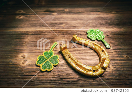 Horseshoe with clover leaf 98742503