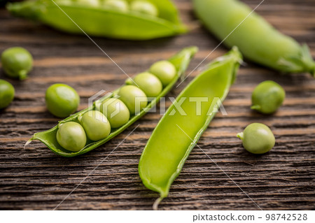 Open pea pod Open pea pod 98742528