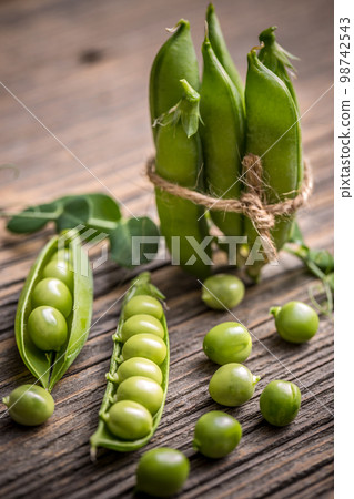 Open pea pod 98742543