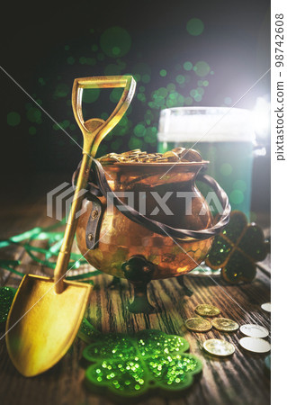 Pot of gold with shovel 98742608