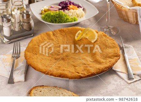 Schnitzel decorated with lemon 98742618