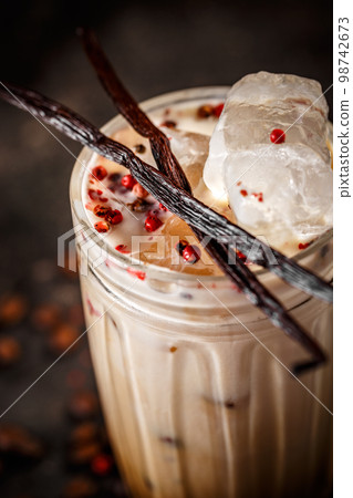 Tall glass iced coffee latte 98742673