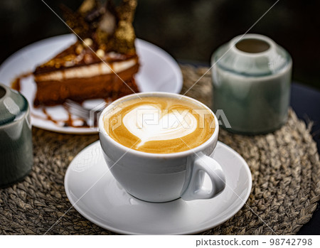 Coffee latte art 98742798