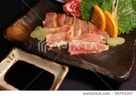 新鮮雞肉刺身拼盤照片 98743207