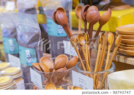 Over-the-counter sales of wooden spoons Over-the-counter sales of wooden spoons 98743747