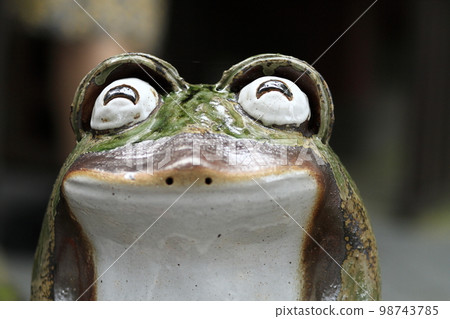青蛙雕像在笑 98743785
