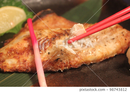 Photo of grilled sea bream served with grated daikon radish 98743812