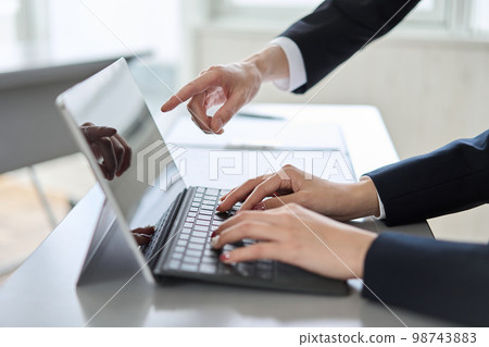 Asian businessman's hand giving guidance to his subordinates 98743883