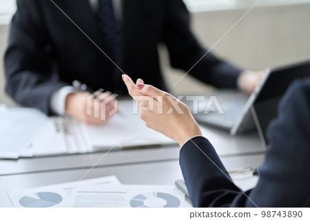 在會議室開會的亞洲商務人士的手 在會議室開會的亞洲商務人士的手 98743890